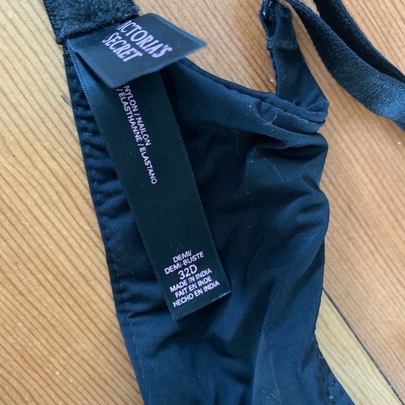 Victoria’s Secret 32D set of 2 bras - Picture 11 of 12